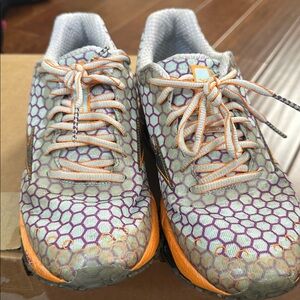 Women's Mizuno, Wave Prophecy 3. Size 8. Colorful Hexagon Running Shoes- Used